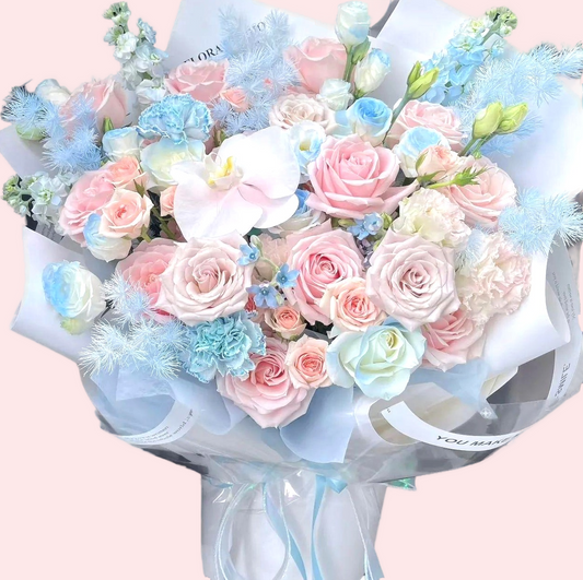 11朵粉雪山混搭，碎冰藍玫瑰花, 康乃馨配蝴蝶蘭,紫羅蘭, 藍星花束