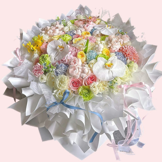 33朵混搭(33朵粉雪山香檳混搭+2支蝴蝶蘭+乒乓菊+彩康+藍掌+紫羅蘭+法蘭花+洋桔梗)花束