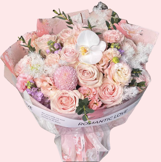 粉紅玫瑰，配蝴蝶蘭,桔梗花束蓬莱松，粉色乒乓菊, 紫羅蘭花束