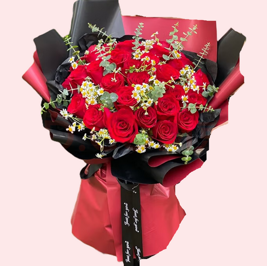 33朵紅色玫瑰花束配洋甘菊, 尤加利葉