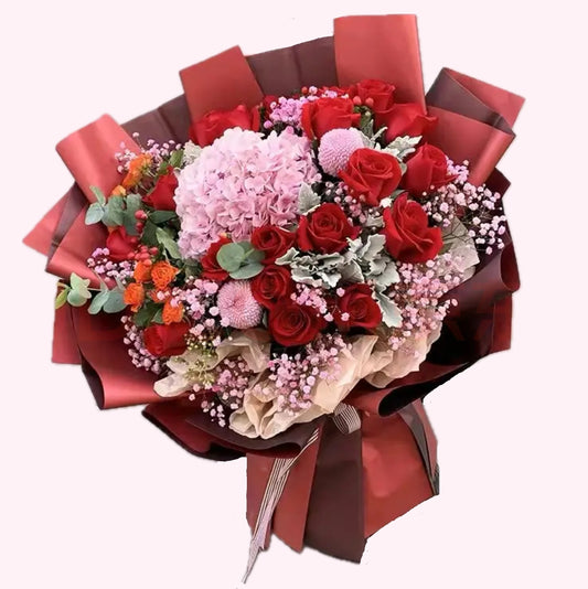 紅玫瑰,粉繡球花配粉色滿天星,乒乓菊,迷你多頭橙色玫瑰、尤加利葉花束