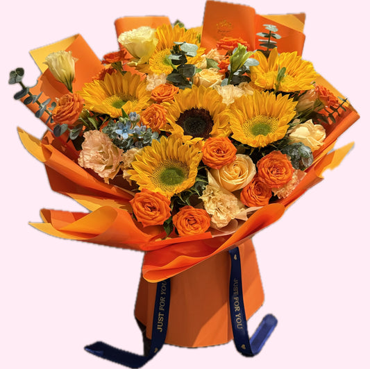 六支向日葵，香檳玫瑰, 橙色多頭玫瑰，粉色桔梗，配藍星花，尤加利葉花束