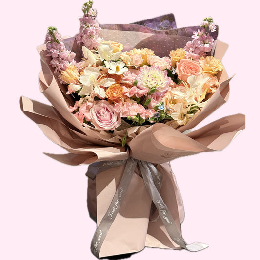 粉色玫瑰花，橙色玫瑰花，粉橙色楊桔梗，紫色紫羅蘭花束