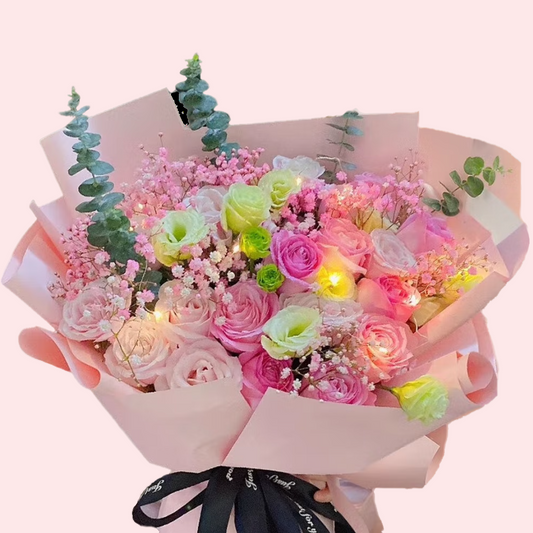 兩種深淺粉紅玫瑰花，混搭桔梗滿天星花束